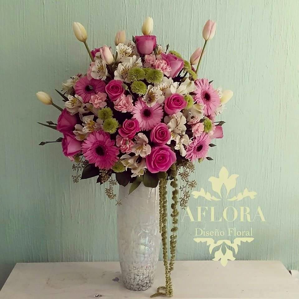 Ramo de rosas + tulipanes en florero - Aflora Diseño Floral